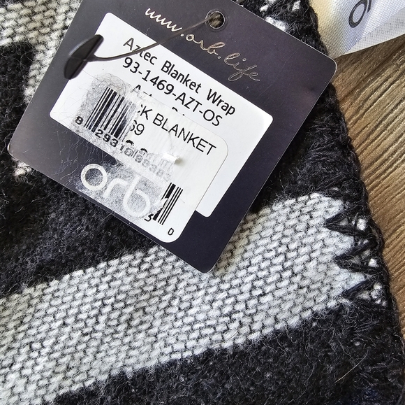 Beautiful ORB Aztec Reversible Blanket Wrap - Picture 5 of 5